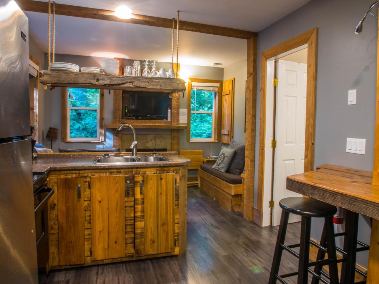 Surfs Inn Rainforest Cottages Ucluelet Eksteriør bilde